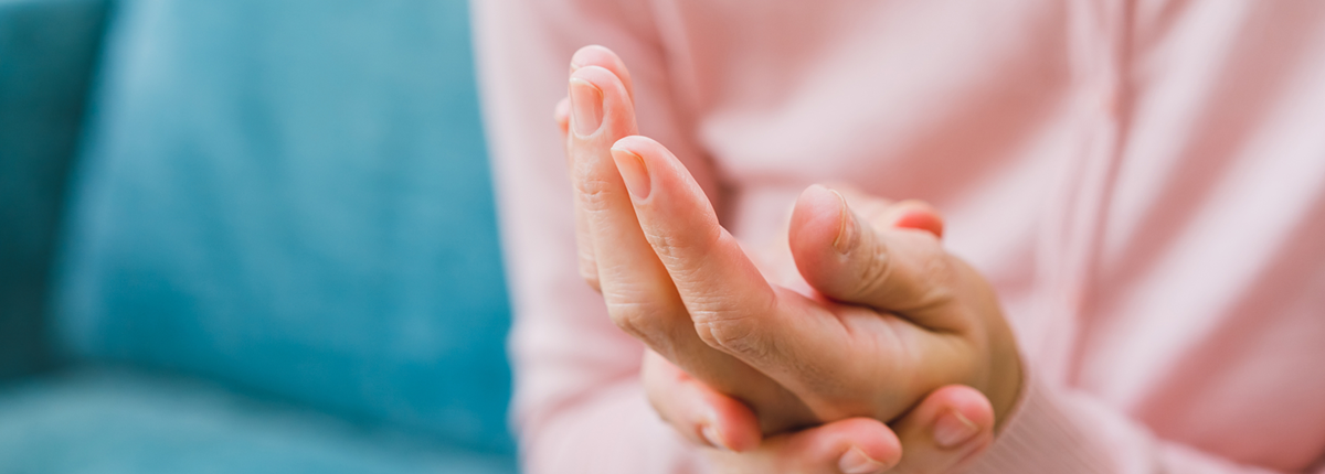 手や指がズキッと痛む原因