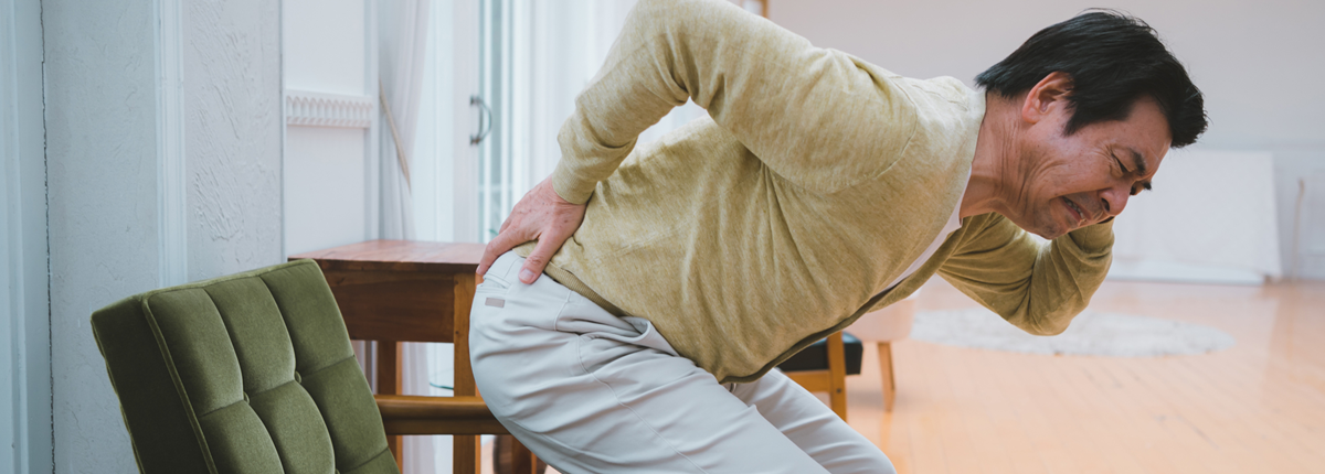 腰がズキッと痛む原因